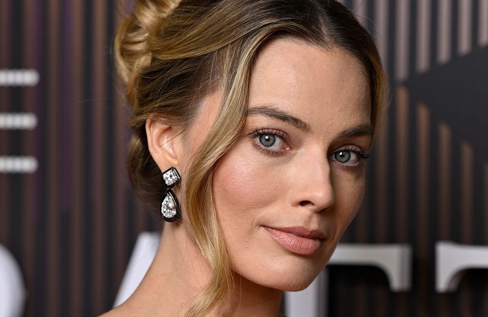 Margot Robbie change de coupe et adopte une coloration idéale pour la saison chaude