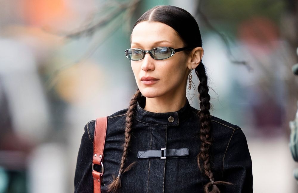 Bella Hadid remet au goût du jour la coiffure la plus simple (et pratique) de l’été