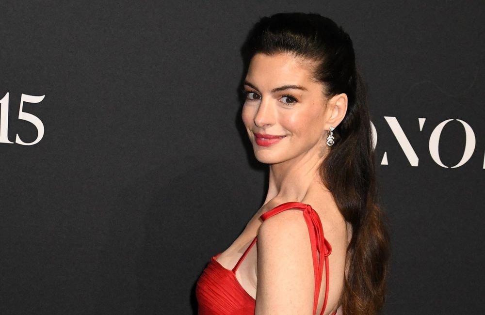 Changement : Anne Hathaway surprend avec une coloration bicolore très rock’n’roll