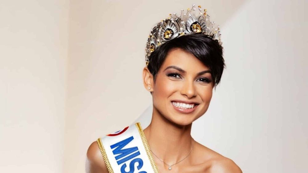 Eve Gilles effacée par rapport à d'autres Miss France ? Une vidéo fait vivement réagir, regardez !