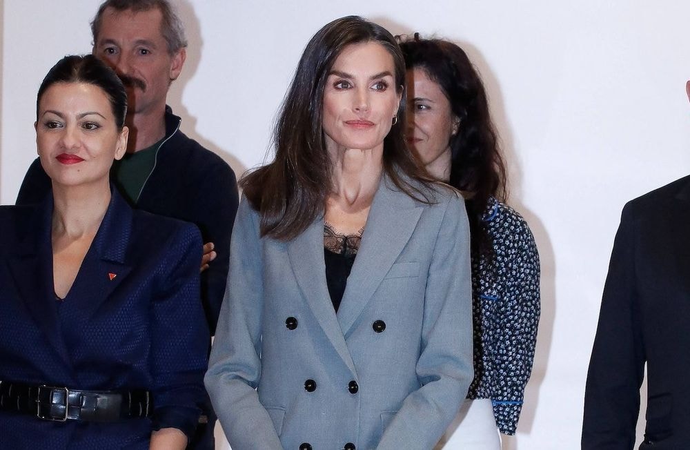 La reine Letizia fait sensation à Madrid dans un costume gris Mango