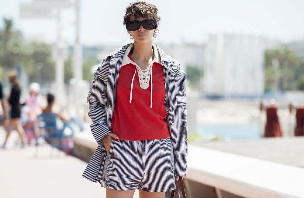 Oubliez le short en jean : cet été, c'est le short de bain des hommes qu'il faut porter