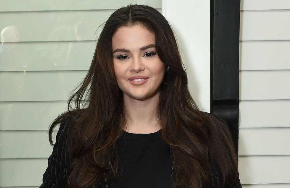 Selena Gomez arbore l’une des tendances manucures les plus populaires de l’automne
