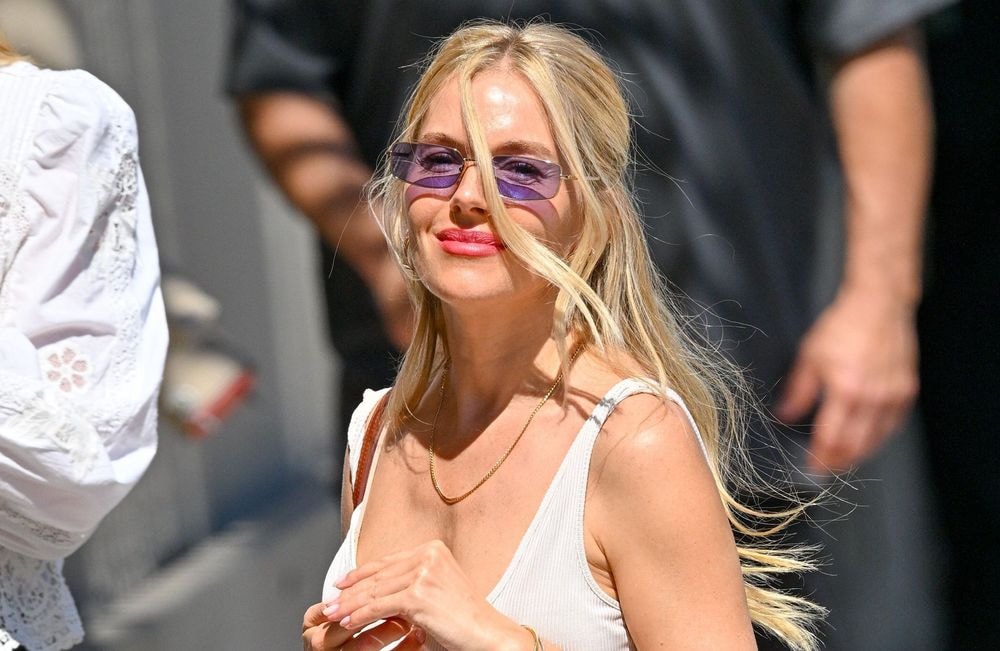 Sienna Miller craque pour le sac de l’été, et il est signé Sézane