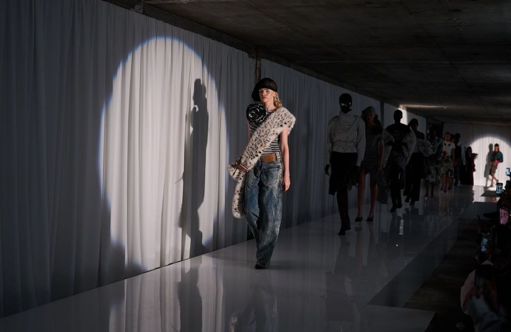ELLE Debriefe - Fashion Week jour 1 : Des pantalons portés à l’envers, le nouveau geste mode qui fait parler