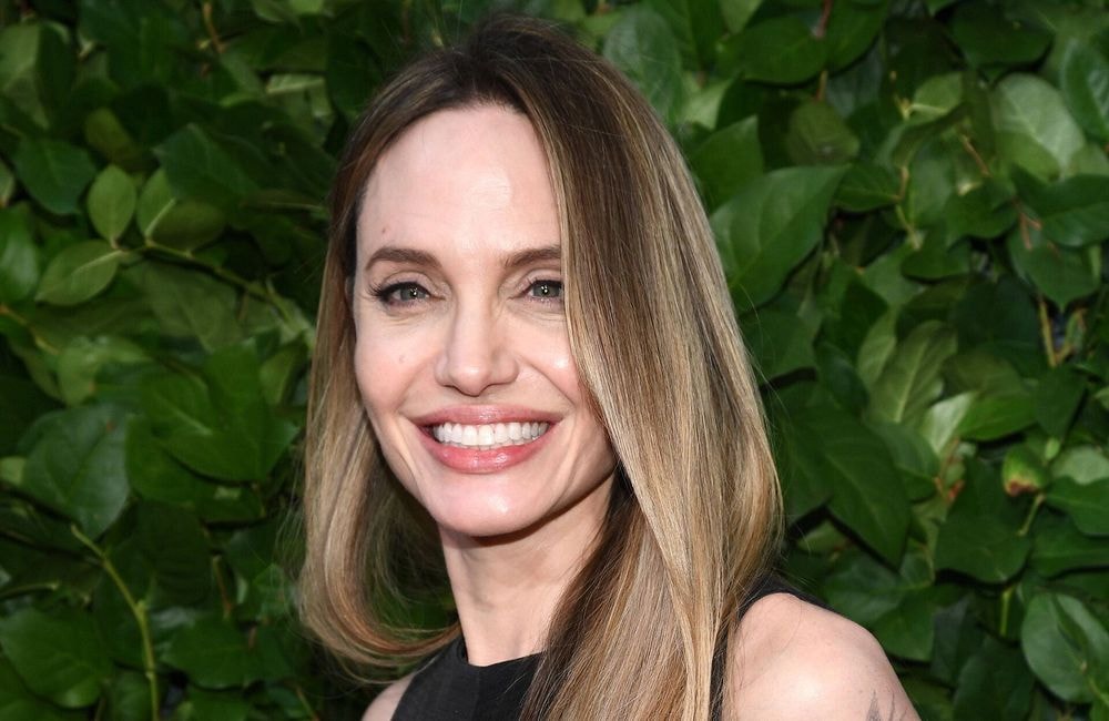 Angelina Jolie succombe à cette coupe de cheveux des années 90