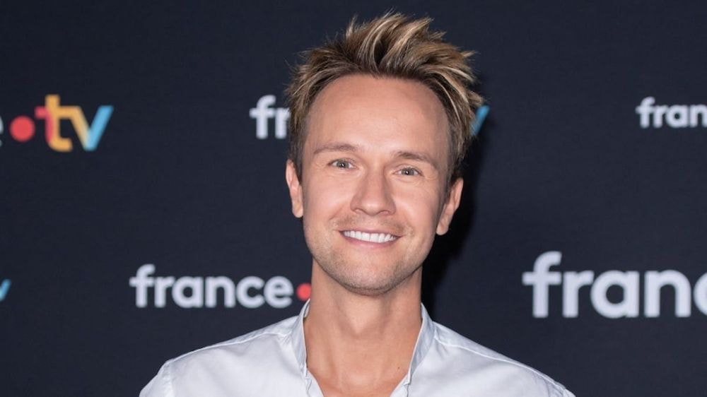 Cyril Féraud (41 ans) sculpté comme un Apollon, ses abdos d'acier attirent tous les regards : "Le plus charmant de tous les animateurs télé !"