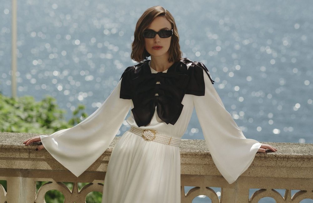 En robe immaculée et nœud délicat, Keira Knightley a fait sensation au défilé Chanel