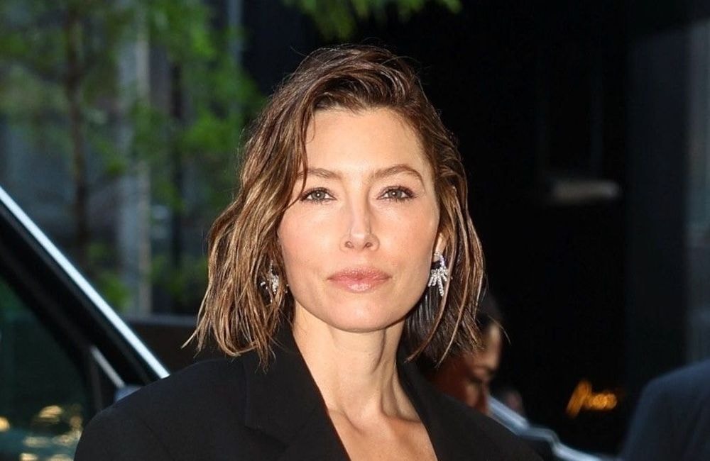 Bras sculptés, dos gainé : Jessica Biel révèle le secret de sa silhouette athlétique