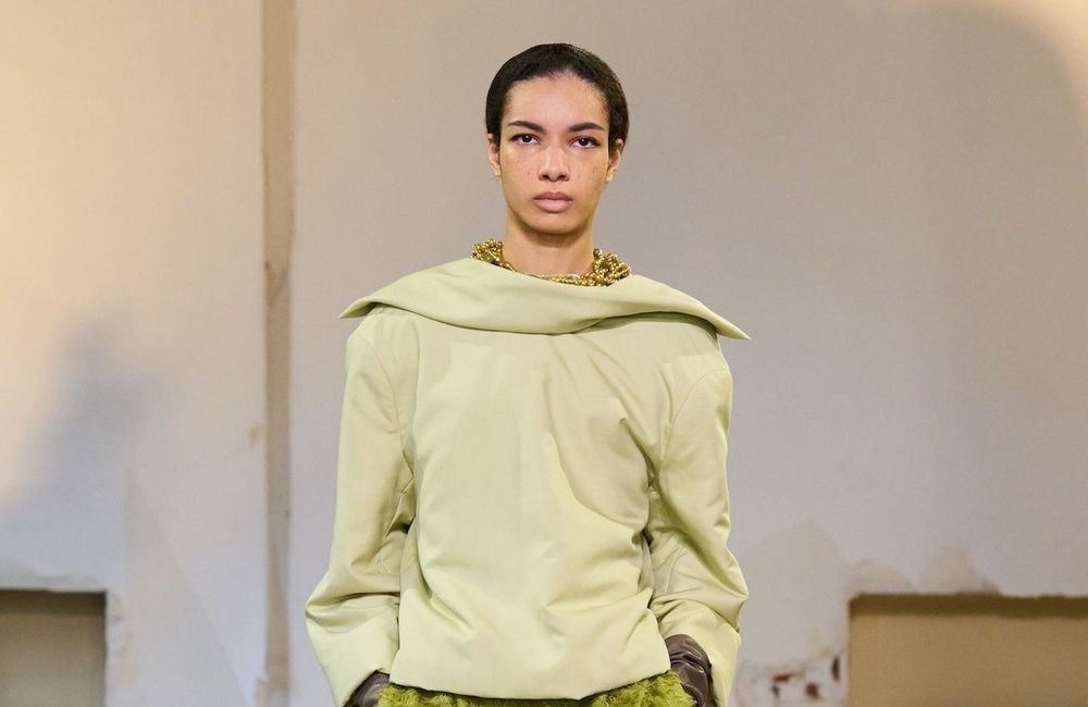 Le vert matcha, la nuance douce qui donne de l'allure en ce début d'hiver