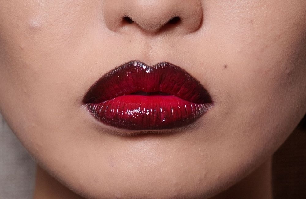Pourquoi tout le monde sur TikTok parle du maquillage rouge noir