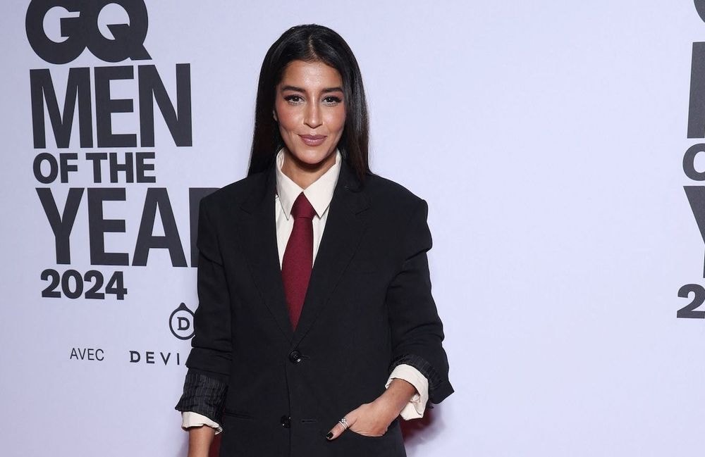 Leïla Bekhti fait sensation en blazer oversize et cravate rouge