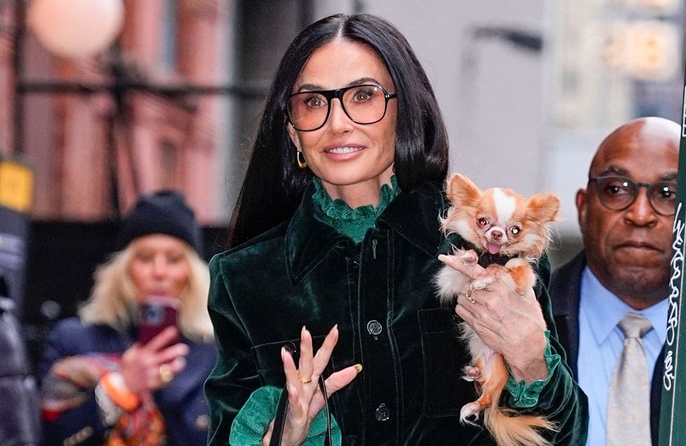 Longueurs XXL et brillance laiteuse : Demi Moore craque pour les « soap nails », la manucure signature de 2025