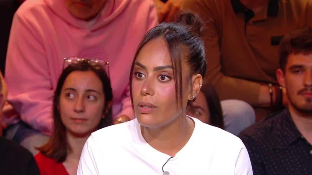 Franco-algérienne, Amel Bent se fait démonter sur sa double nationalité : "Va faire The Voice à Alger"