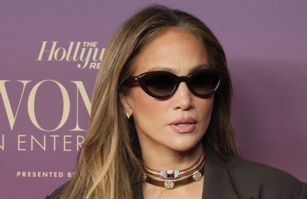 Fêtes de fin d'année : Jennifer Lopez adopte cette accessoire capillaire aussi chic que régressif