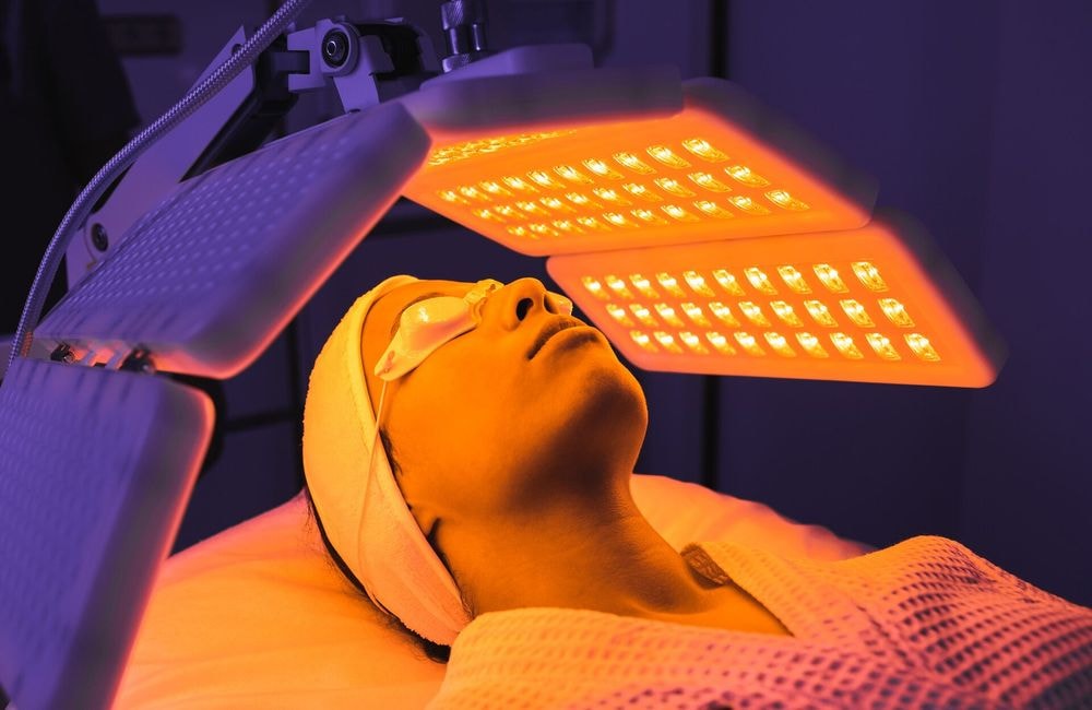 Après la lumière rouge, pourquoi la lumière jaune s'invite peu à peu dans nos routines beauté ?