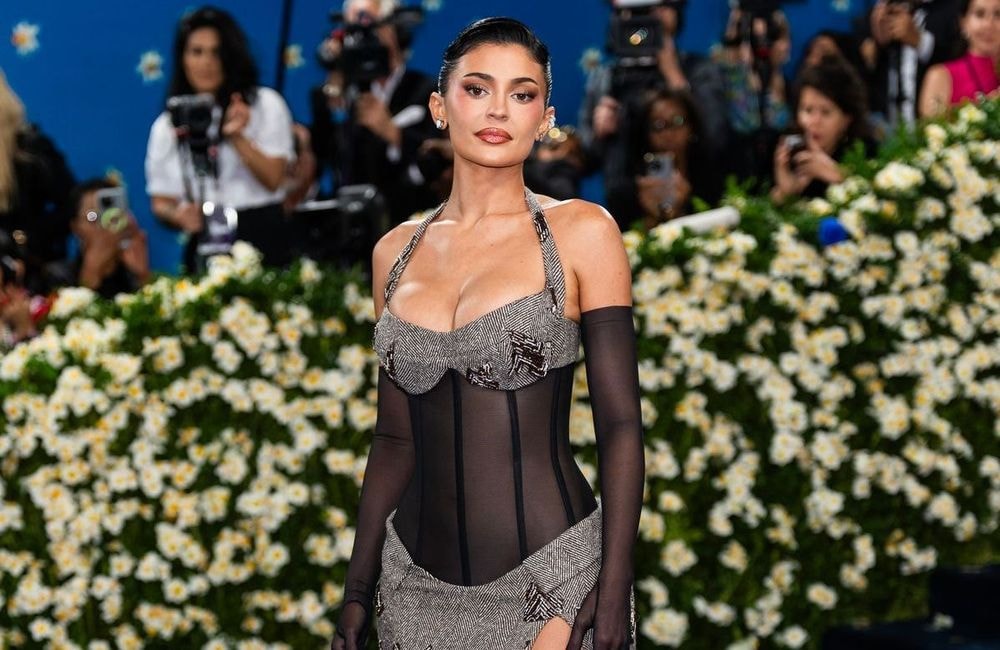 Kylie Jenner exhibe l’un des modèles de Birkin les plus convoités au monde