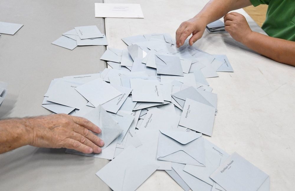 Triangulaire, retrait des troisièmes candidats... Comment va se dérouler le second tour des législatives ?