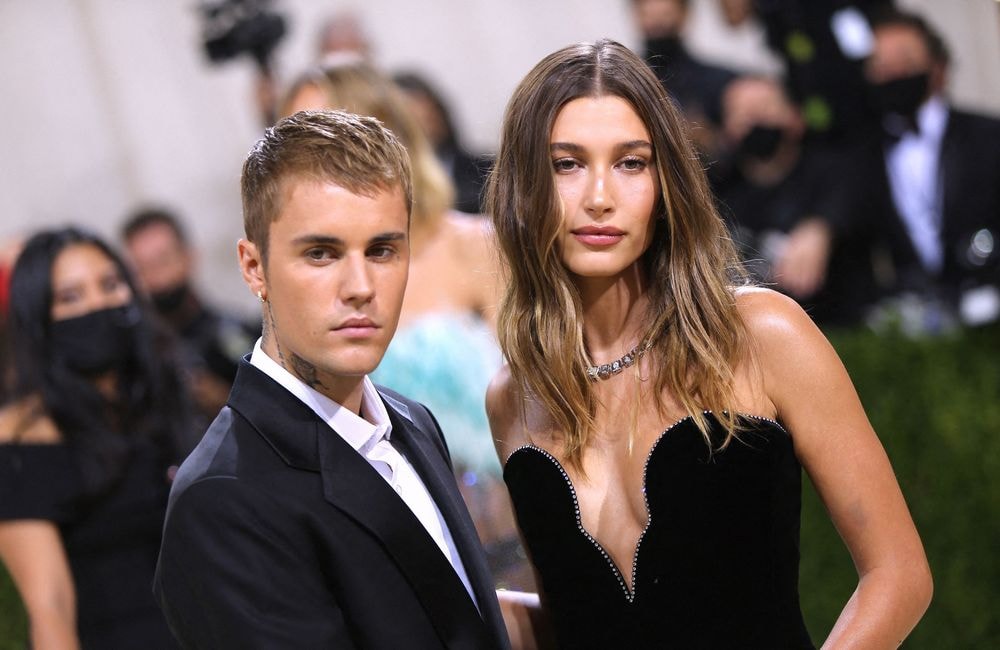 Hailey Bieber annonce sa grossesse dans une robe symbolique