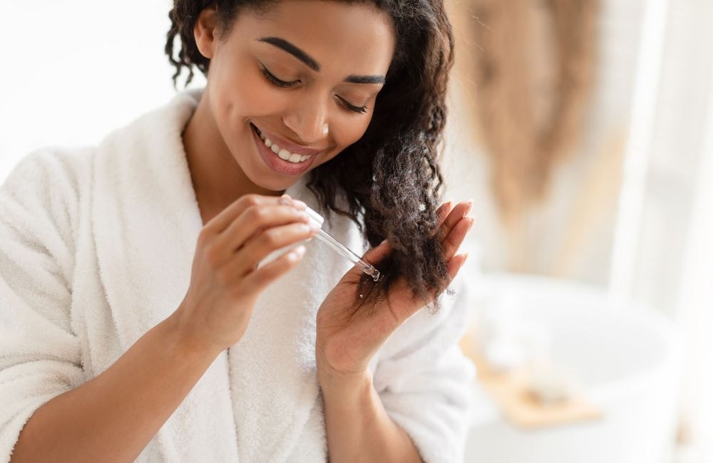 Voici l’huile essentielle que les experts recommandent pour les cheveux gras