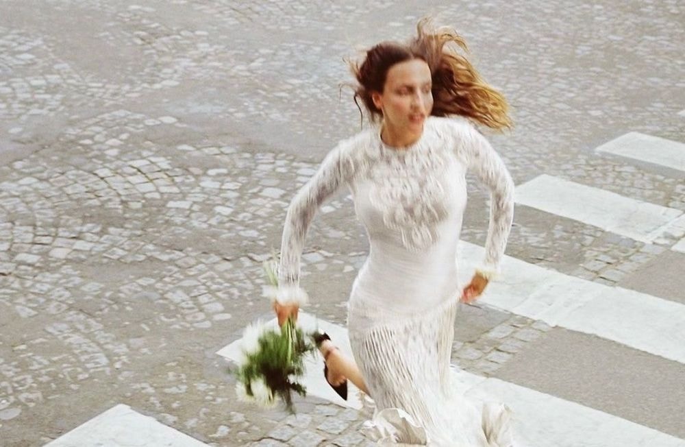 L’influenceuse française, Carla Ginola, bénéficie d’une robe Rabanne qui porte son nom