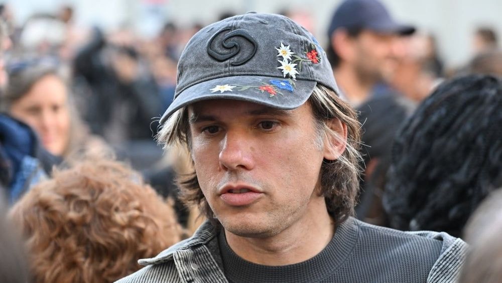 Orelsan nous fait visiter sa maison, un ancien atelier d'artiste où "rien ne va vraiment ensemble"