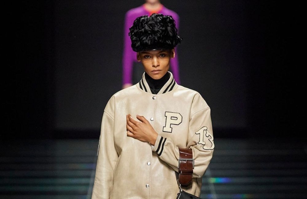 Cette veste universitaire signe son grand retour cet hiver