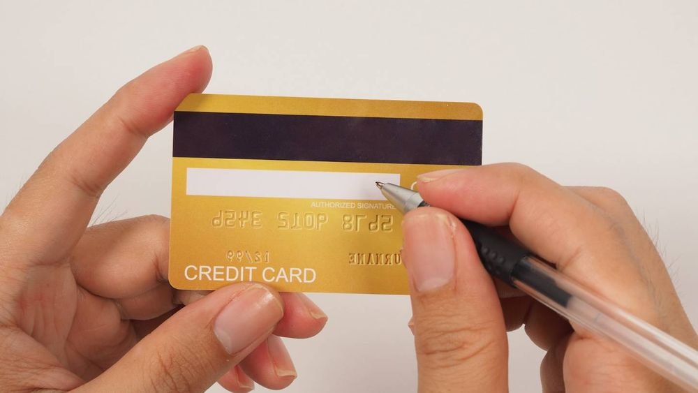 Carte bancaire : avez-vous encore besoin de la signer ?