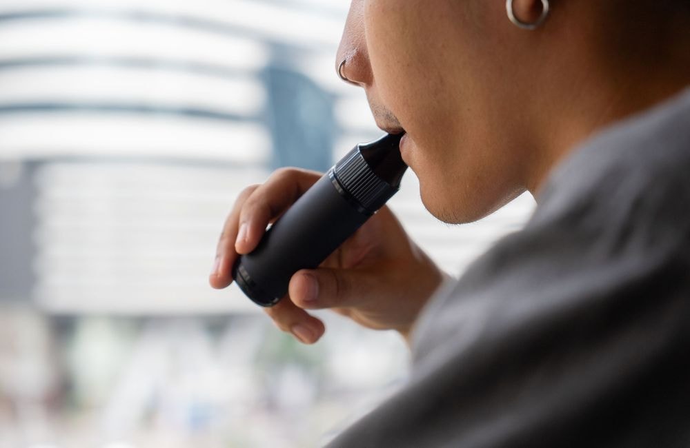 Cigarettes électroniques : qu’est-ce la métatine et pourquoi cette nouvelle molécule inquiète-t-elle