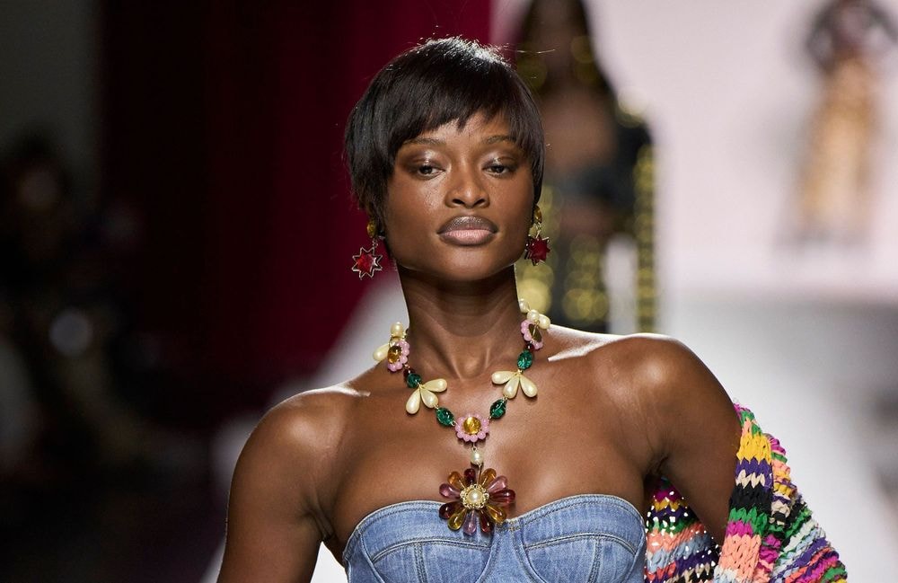 Le bijou floral est l’accessoire mode à adopter pour twister vos tenues printanières