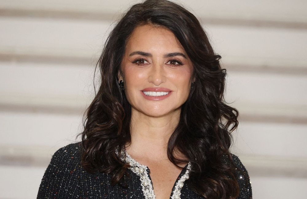 L’astuce toute simple de Penelope Cruz pour donner du volume à ses cheveux longs au défilé Chanel