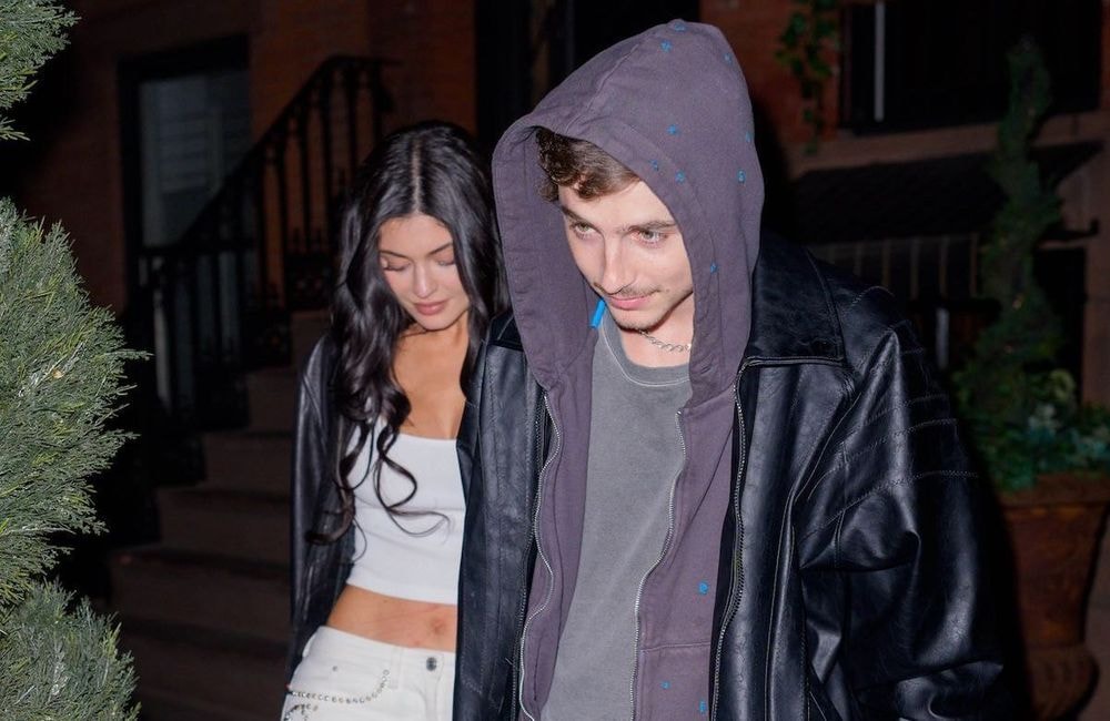 Aux côtés de Timothée Chalamet, Kylie Jenner confirme la tendance jean audacieuse du printemps