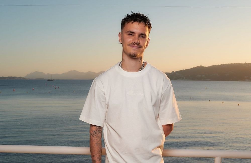 Entouré de sa famille, Romeo Beckham célèbre le lancement de sa marque de mode