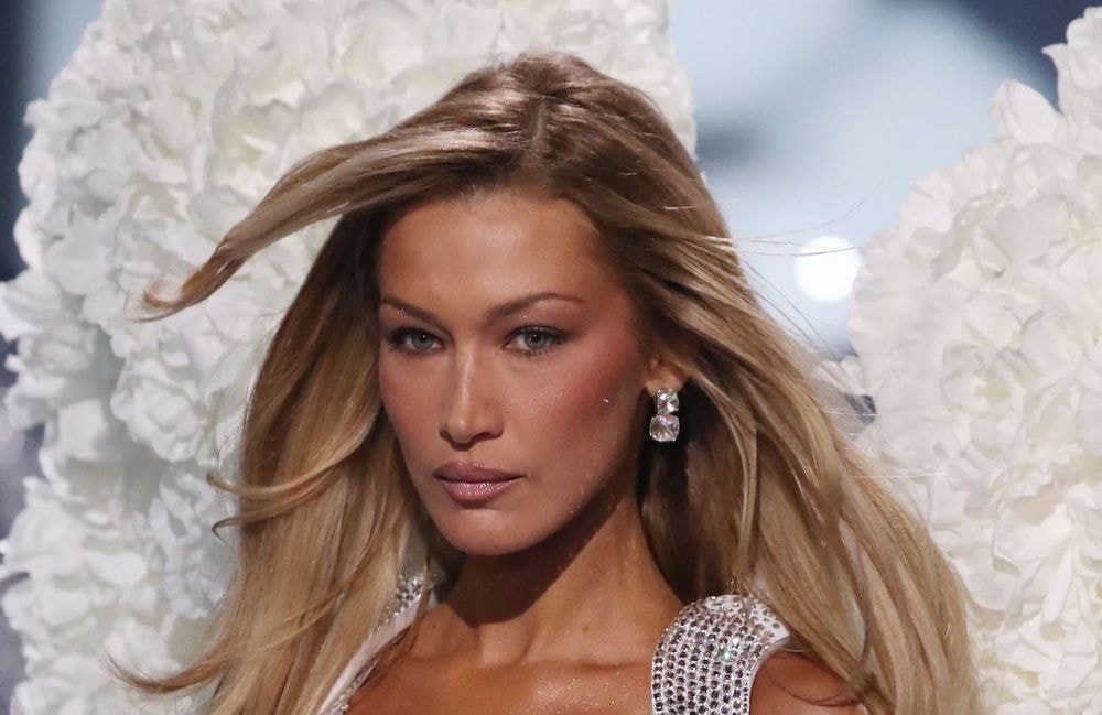 Teint hâlé et cheveux blonds : Bella Hadid a illuminé le défilé Victoria’s Secret à New York