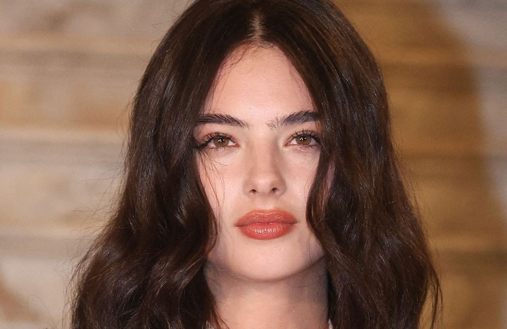 Chez Dior, Deva Cassel ose la frange asymétrique (et c’est réussi)