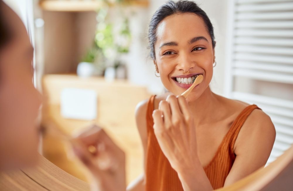 Pourquoi est-il primordial de se brosser les dents avant de se nettoyer le visage (et pas l'inverse) ?