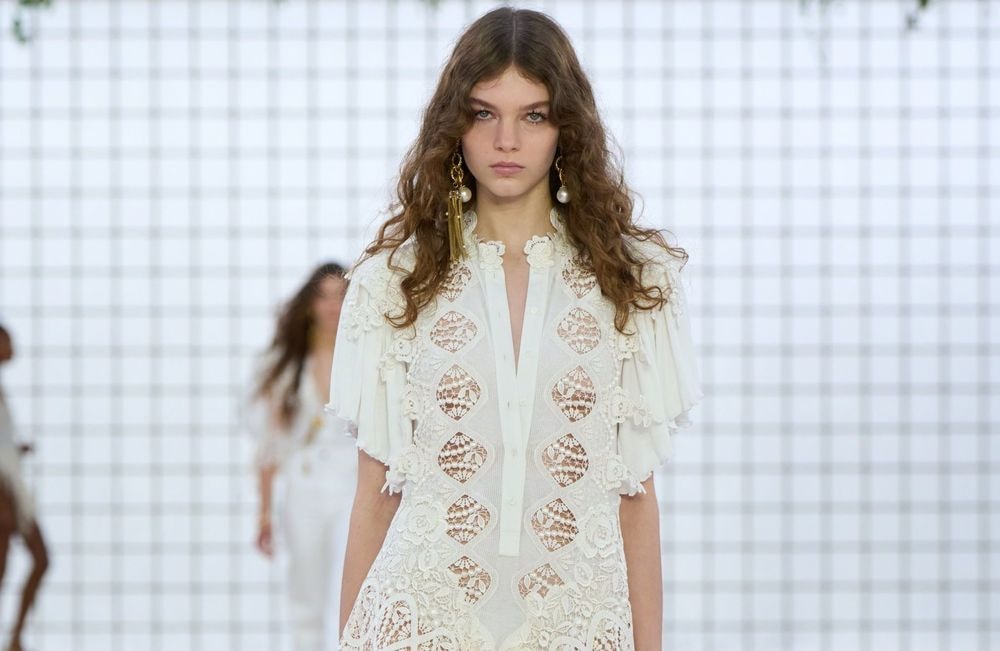 Robe « Granny » : quelle est cette nouvelle tendance romantique qui séduit les modeuses cet été ?