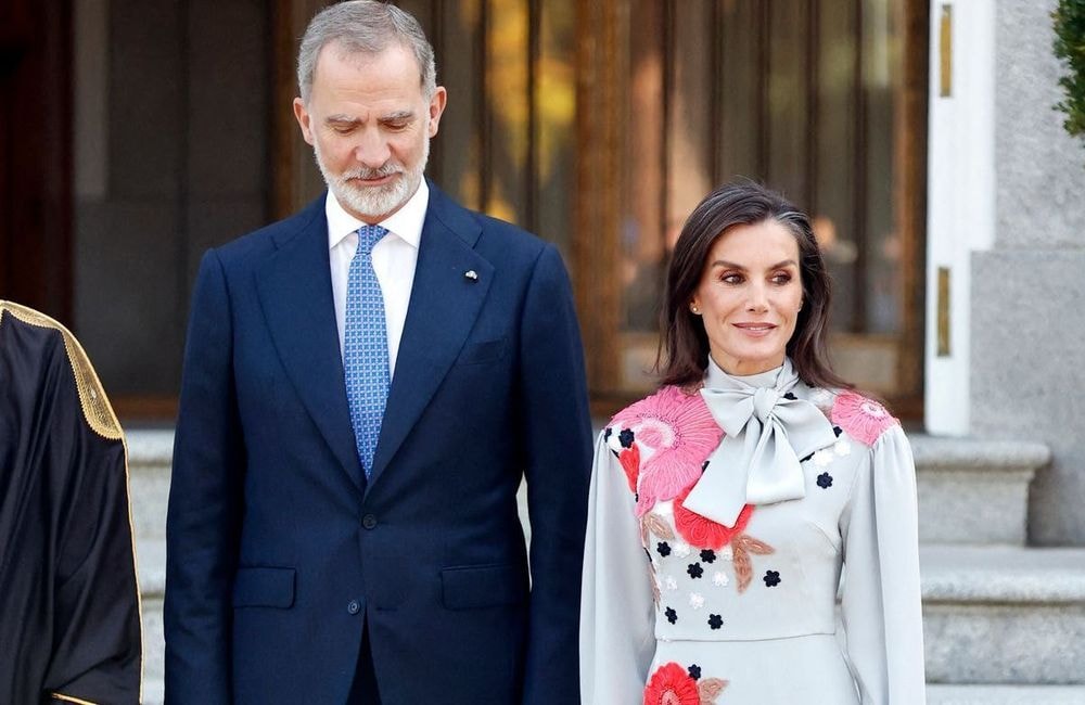 Broderies florales et nœud XXL, Letizia d'Espagne signe un look d'automne chic et féminin