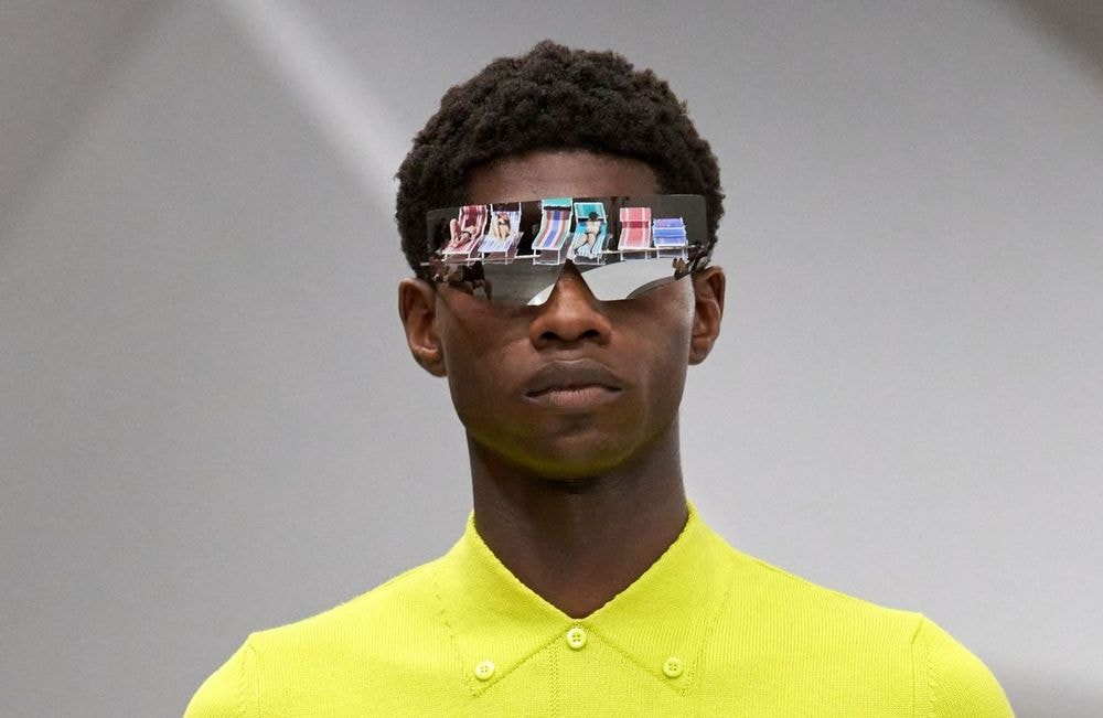 Prada présente des lunettes de soleil qui nous inventent une vie