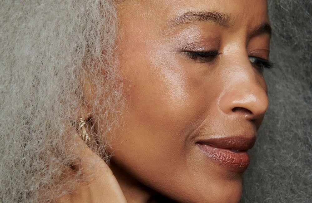 Cheveux : ce qui se passe vraiment après 40 ans (et comment en prendre soin)