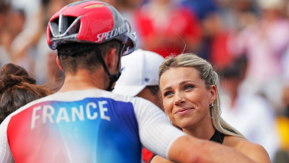 Marion Rousse : un cliché de Julian Alaphilippe endormi sur ses cuisses fait réagir un internaute, "il faudrait arrêter !"