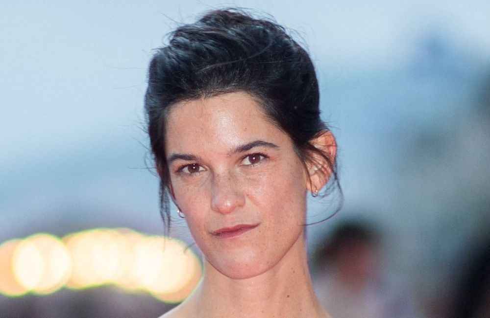 Suzanne Lindon crée la surprise avec une coiffure deux-en-un au défilé Miu Miu