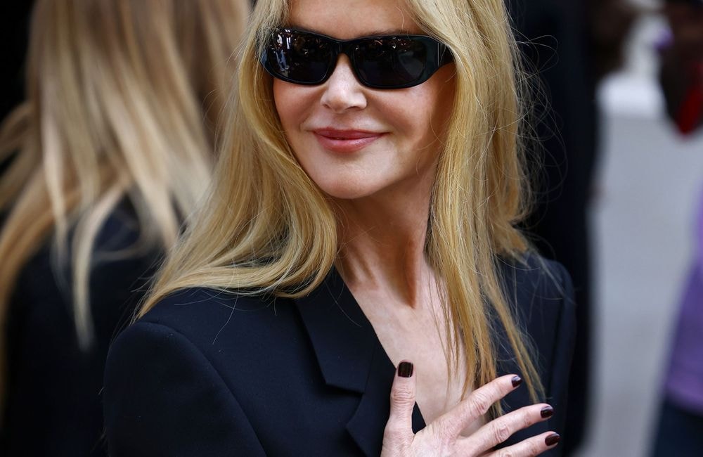 Nicole Kidman relance la tendance des ongles « Goth Chic » pour l’été