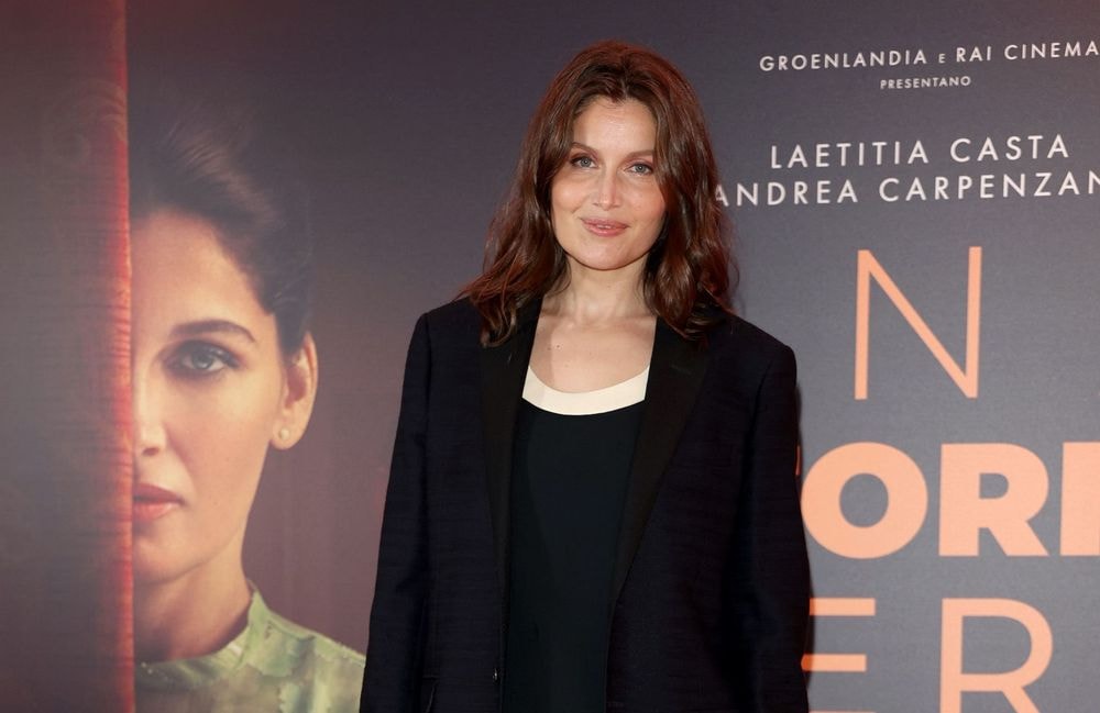 Ultracourt : Laetitia Casta succombe à tendance de la robe « micro »