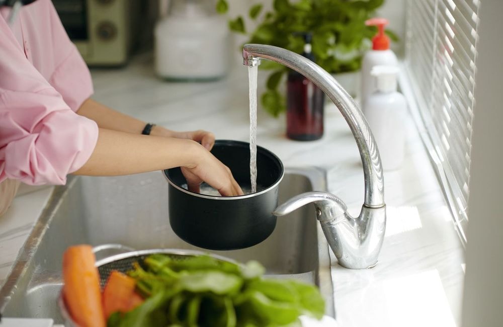 Voici pourquoi il ne faut surtout pas faire bouillir de l’eau déjà chaude