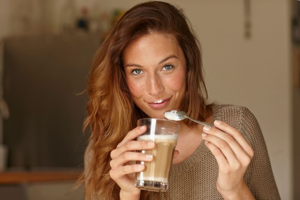 Elle arrête le café pendant trois mois, les effets sur sa peau sont surprenants