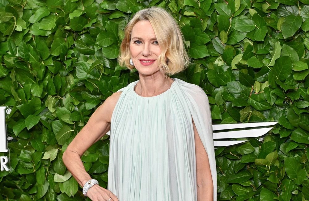 À 57 ans, Naomi Watts adopte la coupe au carré parfaite pour les racines grisonnantes