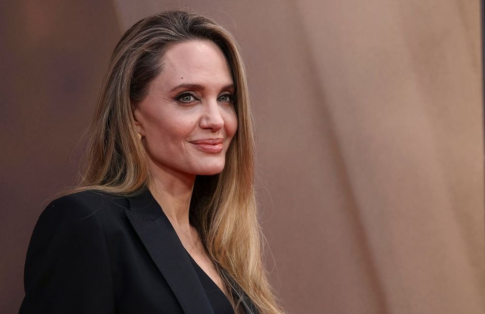 Rayonnante, Angelina Jolie dévoile une crinière de lionne à Hollywood