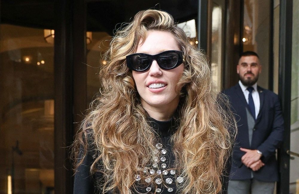 Métamorphosée, Miley Cyrus adopte la couleur de mascara la plus étonnante du moment