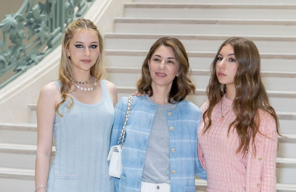 Looks poudrés : Sofia Coppola et ses filles éblouissent en tenues assorties au défilé Chanel